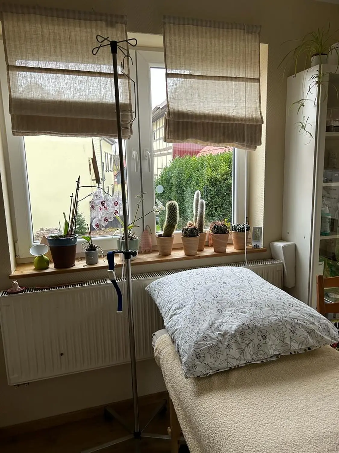 Behandlungsraum von Naturheilpraxis und Apothekenvertretung