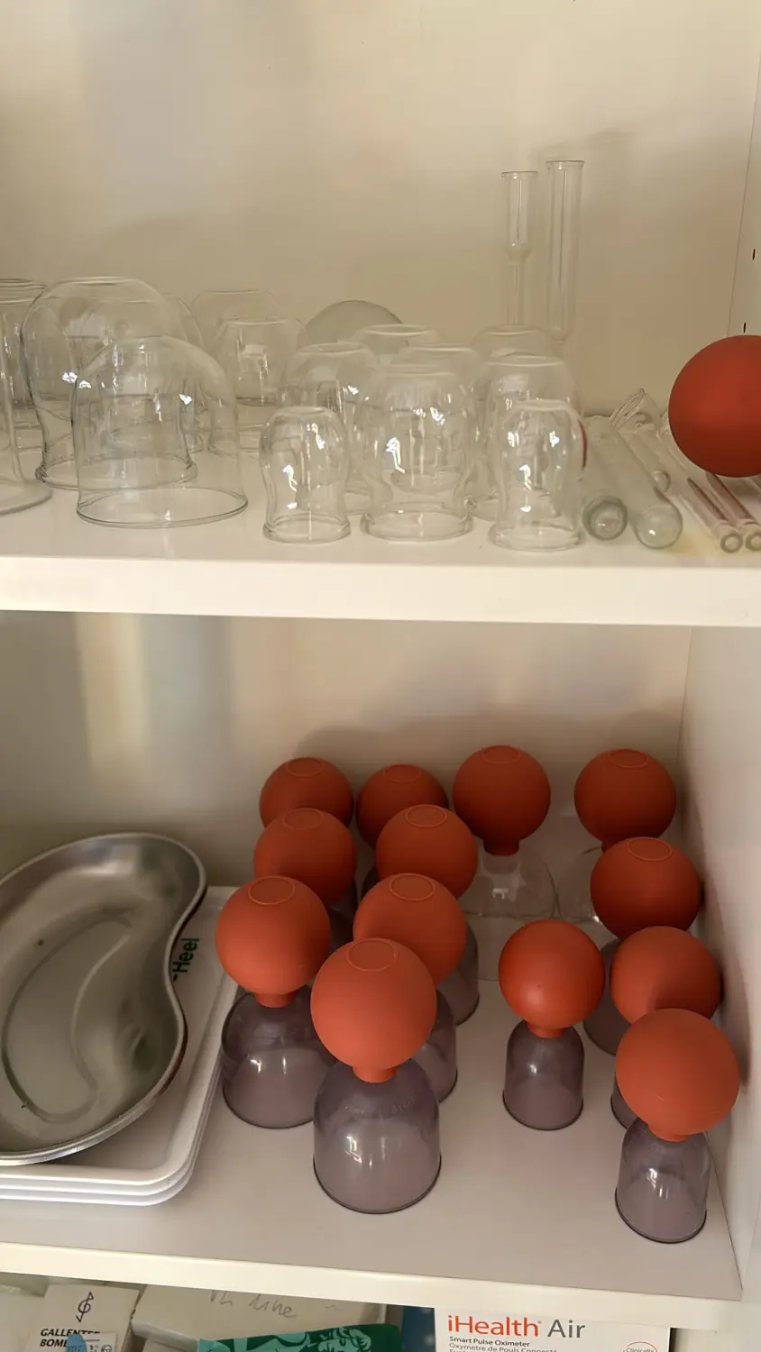 Schröpfen von Naturheilpraxis und Apothekenvertretung